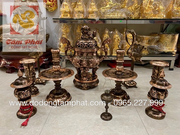 Bộ đồ thờ truyền thống đồng đỏ cạo màu tinh xảo