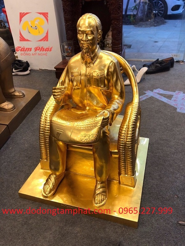 Tượng Bác Hồ ngồi đọc báo Nhân dân xã luận thếp vàng