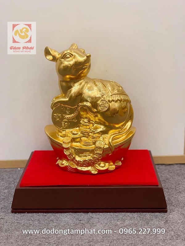 Quà tặng chuột vàng cao cấp ôm xâu tiền nằm trên đế gỗ