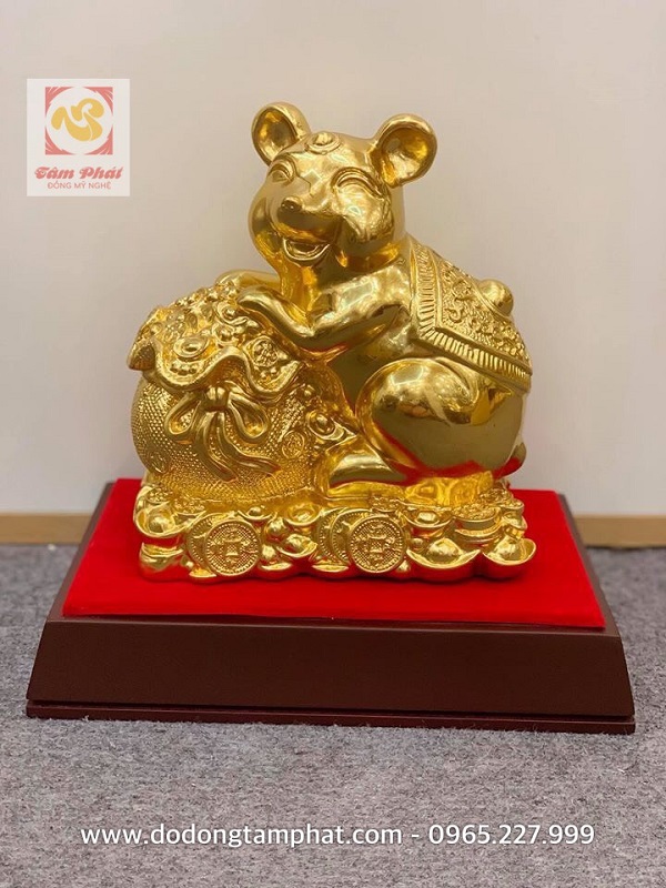 Tượng chuột mạ vàng ôm túi tiền may mắn tài lộc