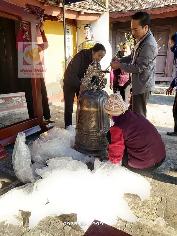 Chuông đồng đúc thủ công treo giá gỗ bàn giao tại chùa