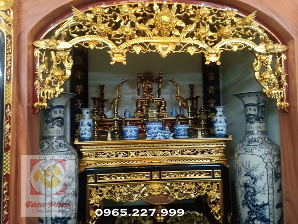 Trang trí gian thờ bằng đồ đồng thờ cúng truyền thống