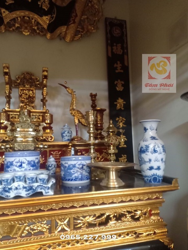 Trang trí gian thờ bằng đồ đồng thờ cúng truyền thống