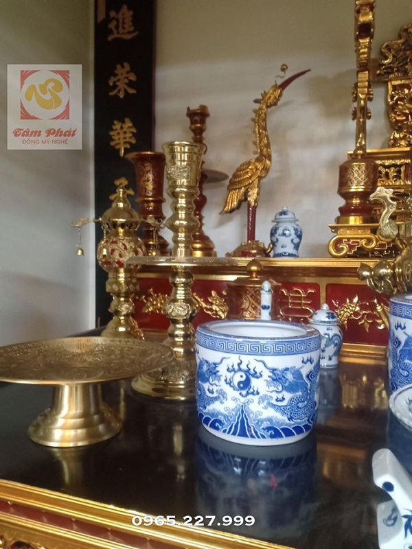 Trang trí gian thờ bằng đồ đồng thờ cúng truyền thống