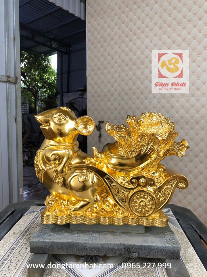 Tượng chuột dát vàng bên xe bắp cải tài lộc may mắn