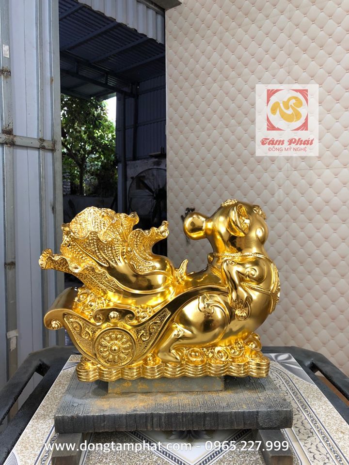 Tượng chuột dát vàng bên xe bắp cải tài lộc may mắn