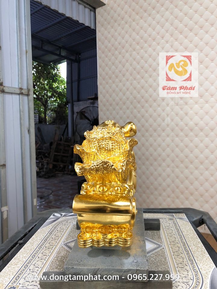 Tượng chuột dát vàng bên xe bắp cải tài lộc may mắn