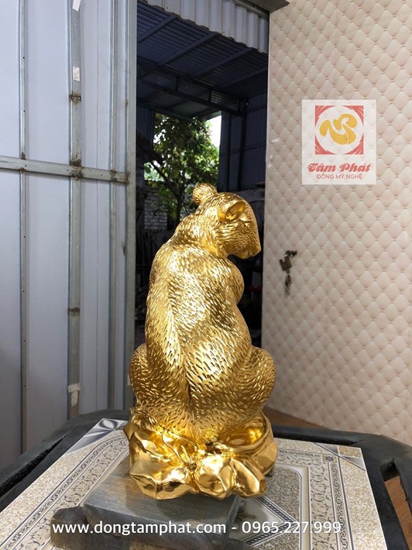 Tượng chuột phong thủy mạ vàng ôm tiền tài phú quý