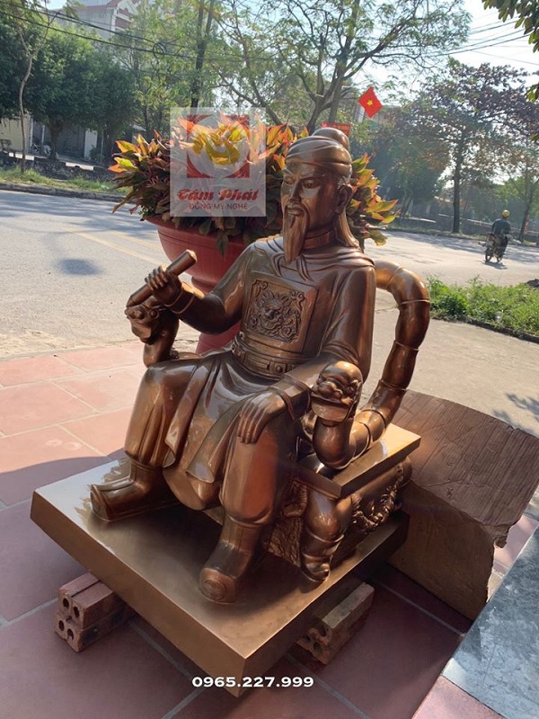 Tượng danh tướng Ngô Quyền bằng đồng nguyên chất