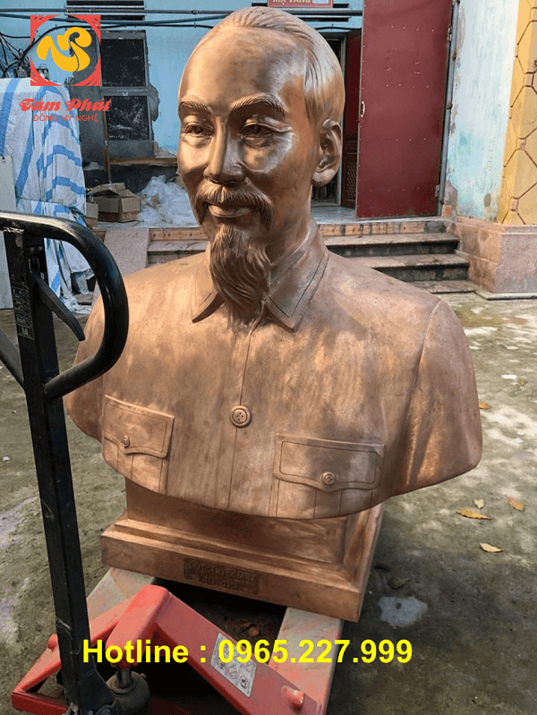 Tượng Bác Hồ Bán Thân bằng đồng đỏ dát vàng cao 1m5 đặt tại nghĩa trang Đồng Nai