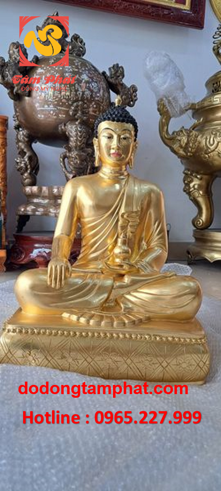 Tượng Phật Thích Ca nâng bình báu bằng đồng dát điểm vàng