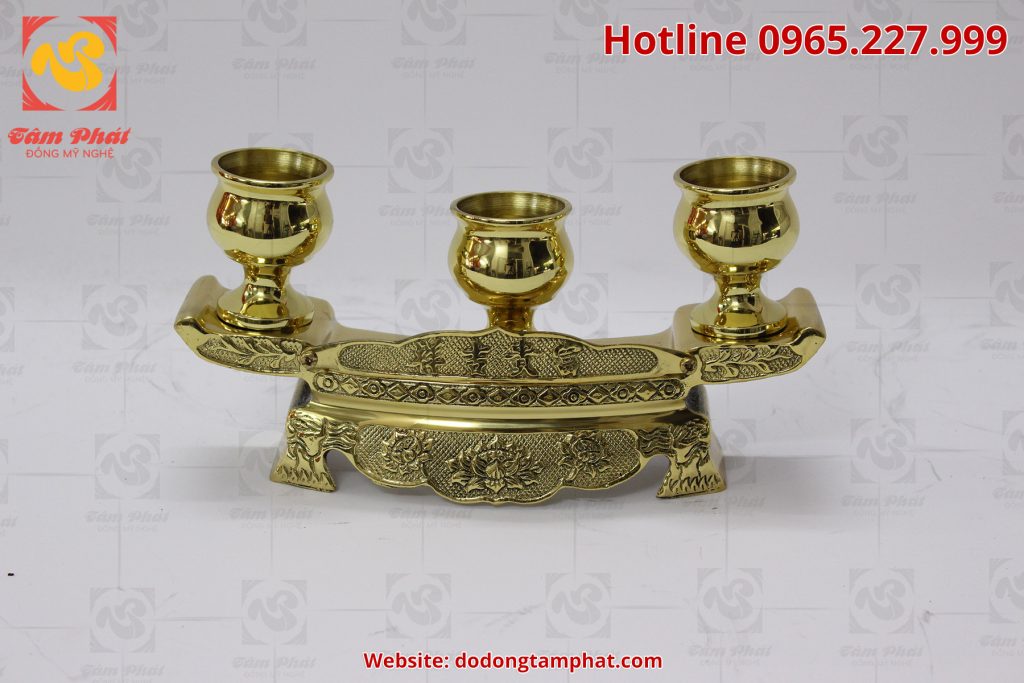 Bộ ngai chén thờ bằng đồng vàng có hoa văn tinh xảo, màu sắc sang trọng.