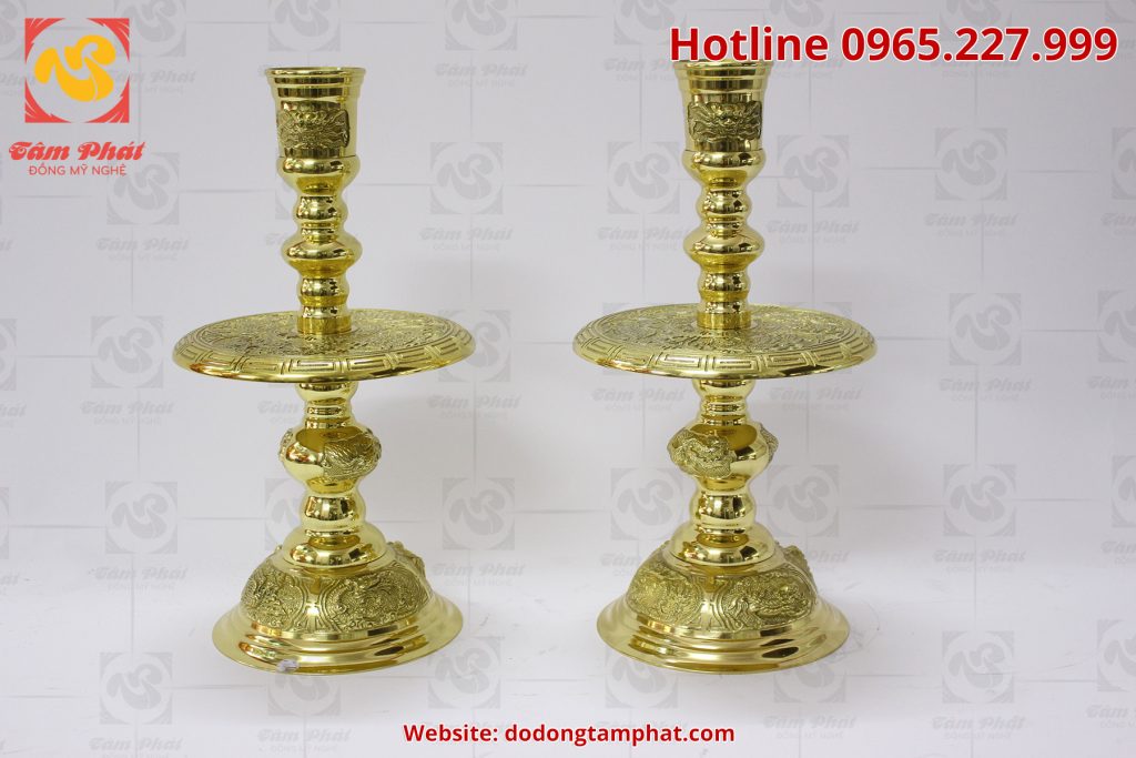 Đôi nến bằng đồng vàng với hoa văn tinh xảo