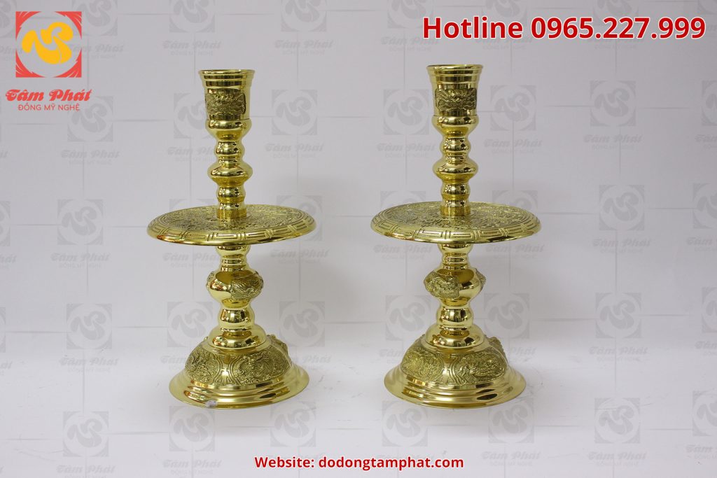 Đôi nến bằng đồng vàng với hoa văn tinh xảo