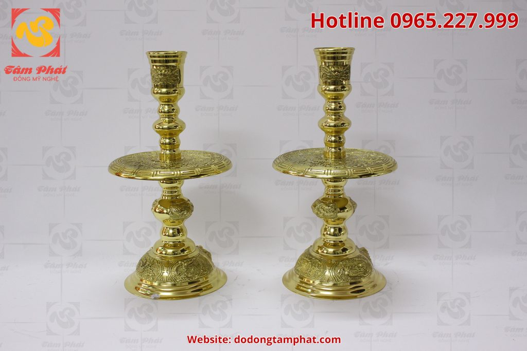 Đôi chân nến bằng đồng vàng với hoa văn tinh xảo