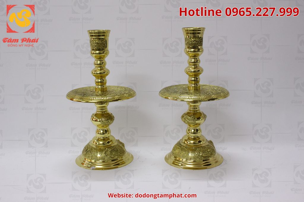 Đôi chân nến bằng đồng vàng với hoa văn tinh xảo