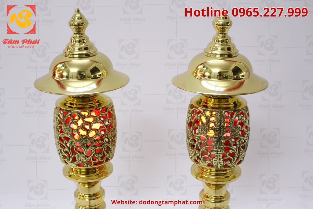 Đôi đèn thờ bằng đồng vàng cao 65cm với hoa văn tinh sảo và màu sắc sang trọng.