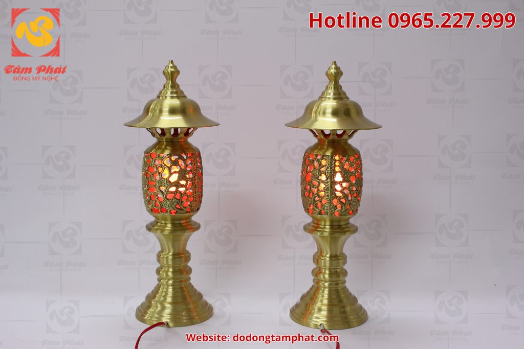 Đôi đèn thờ bằng đồng vàng cao 40cm với hoa văn tinh xảo và màu sắc sang trong.
