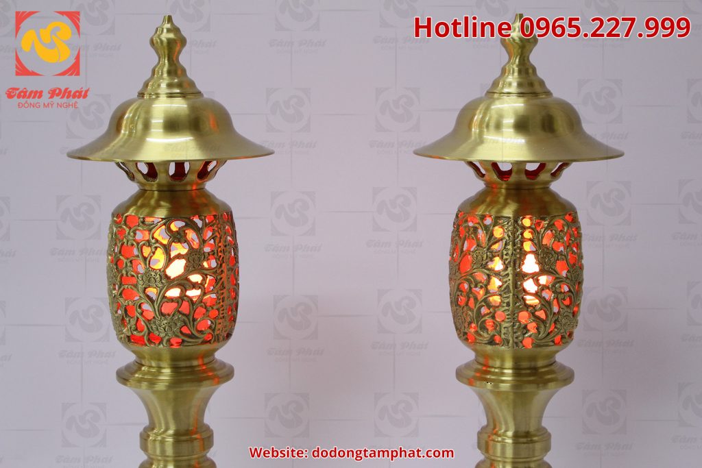 Đôi đèn thờ bằng đồng cát tút cao 45cm với hoa văn tinh xảo và màu sắc đẹp