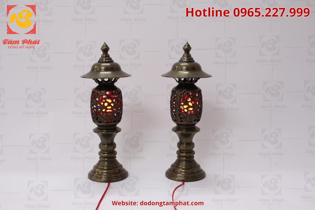 Đôi đèn thờ bằng đồng màu hun xanh giả cổ cao 55cm