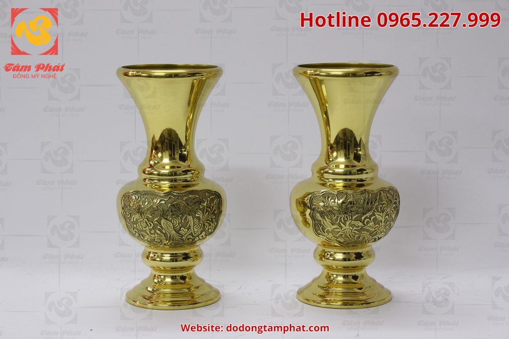 Lọ hoa bằng đồng vàng