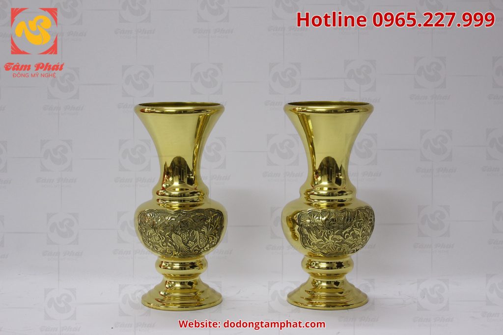 Lọ hoa bằng đồng vàng