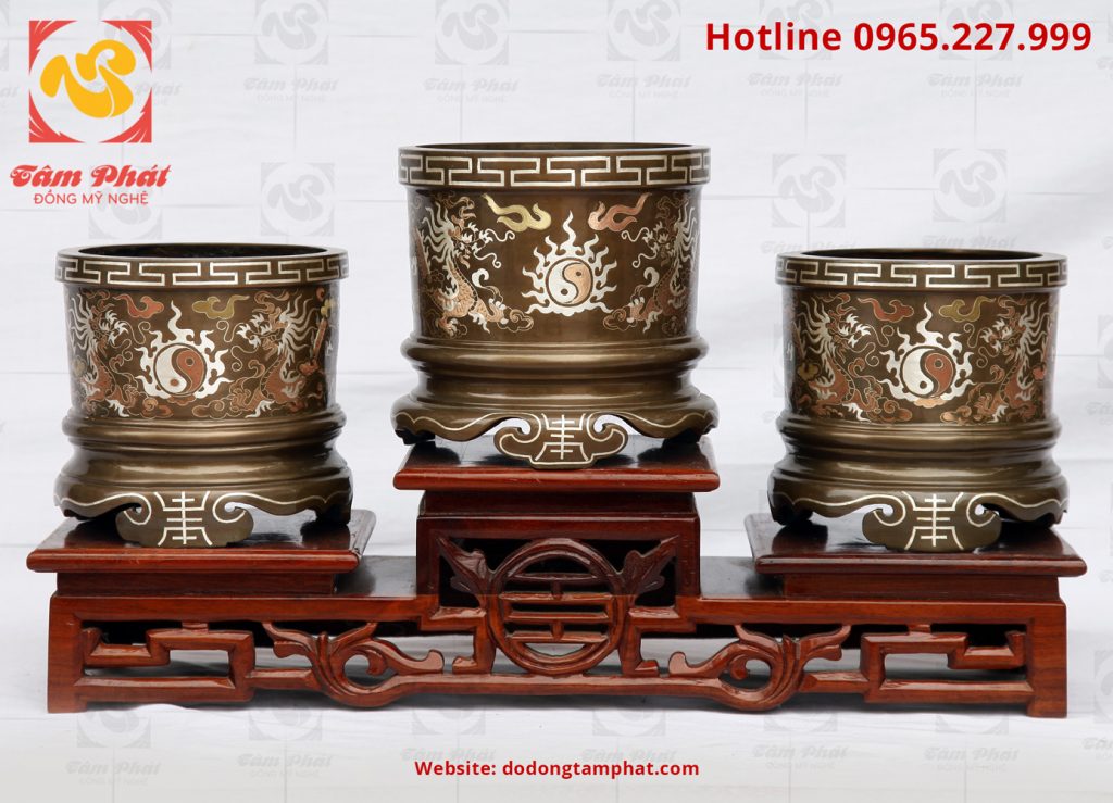bát hương bằng đồng khảm tam khí.