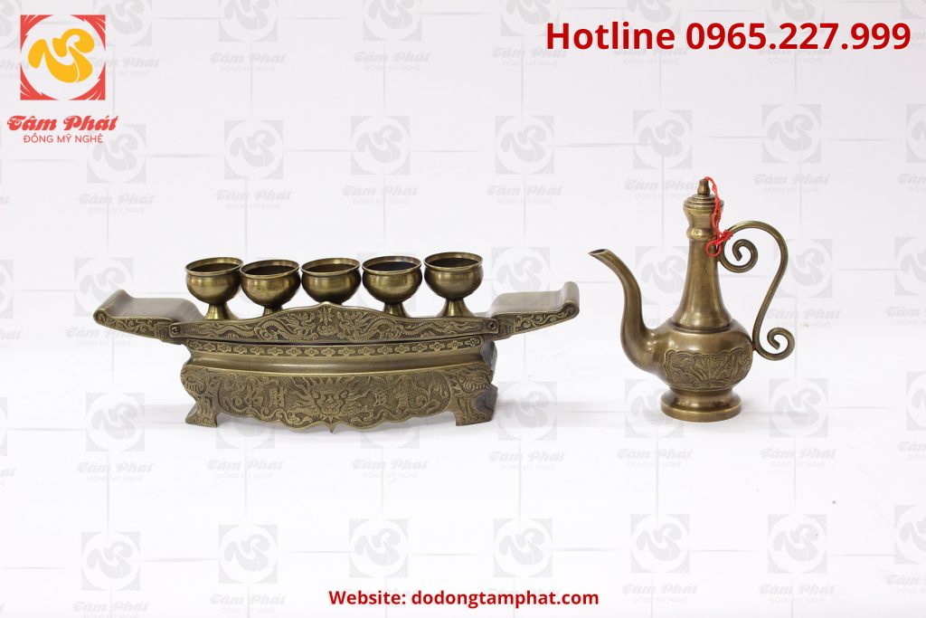 Bộ ấm chén bằng đồng đúc tinh xảo