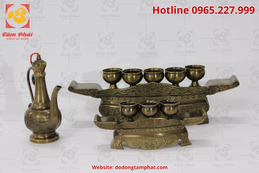 Bộ ấm chén bằng đồng đúc tinh xảo