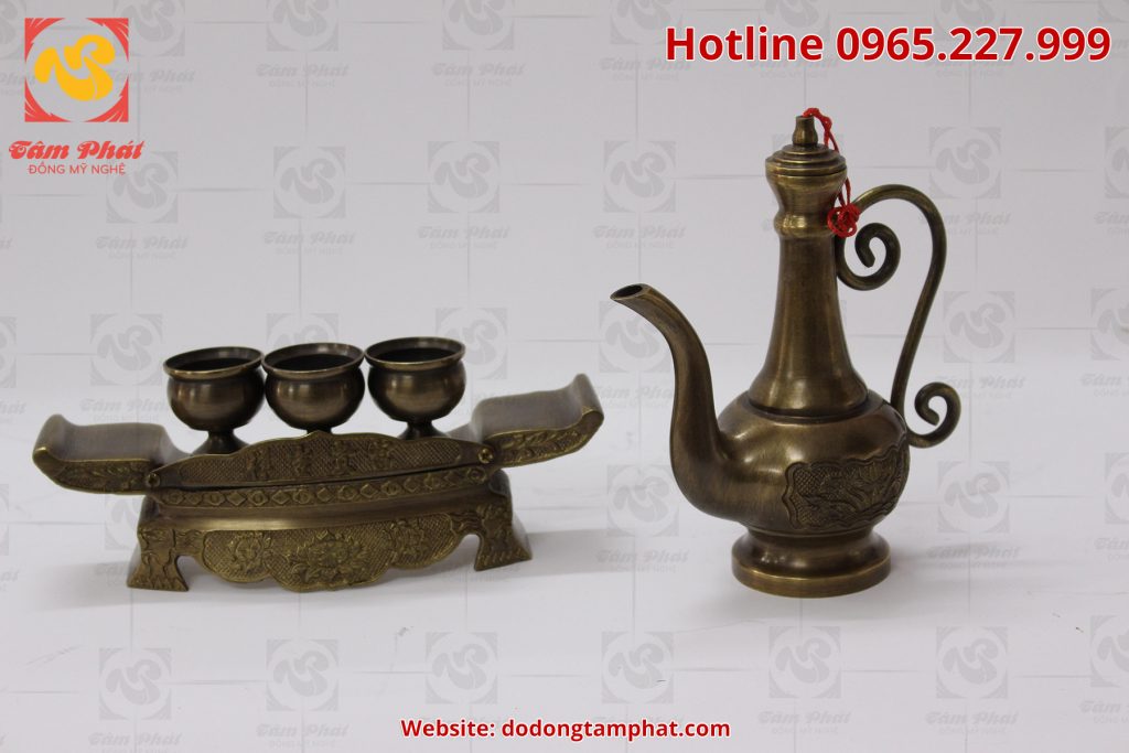 Bộ ấm chén bằng đồng đúc tinh xảo