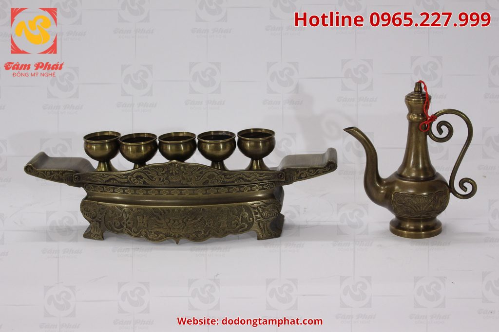 Bộ ấm chén bằng đồng đúc tinh xảo