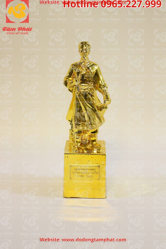 Tượng Trần Hưng Đạo mạ vàng Tượng Trần Hưng Đạo mạ vàng