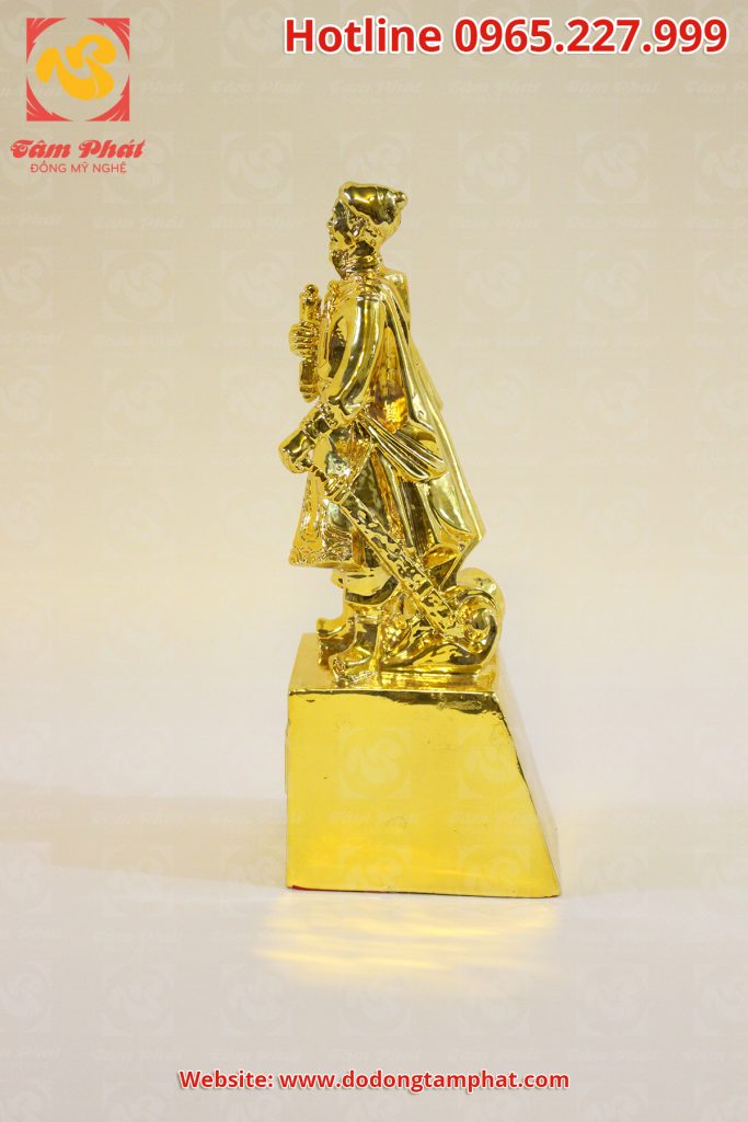 Tượng Trần Hưng Đạo mạ vàng Tượng Trần Hưng Đạo mạ vàng