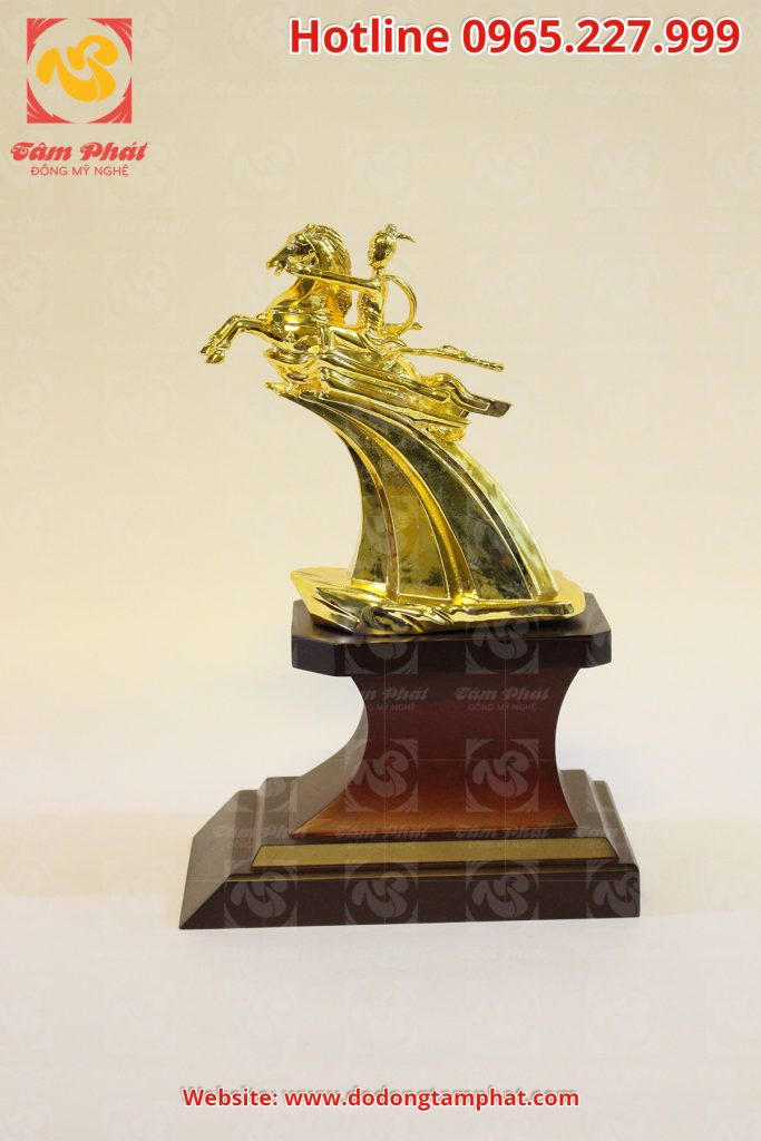 Tượng Thánh Gióng bằng đồng mạ vàng 24k