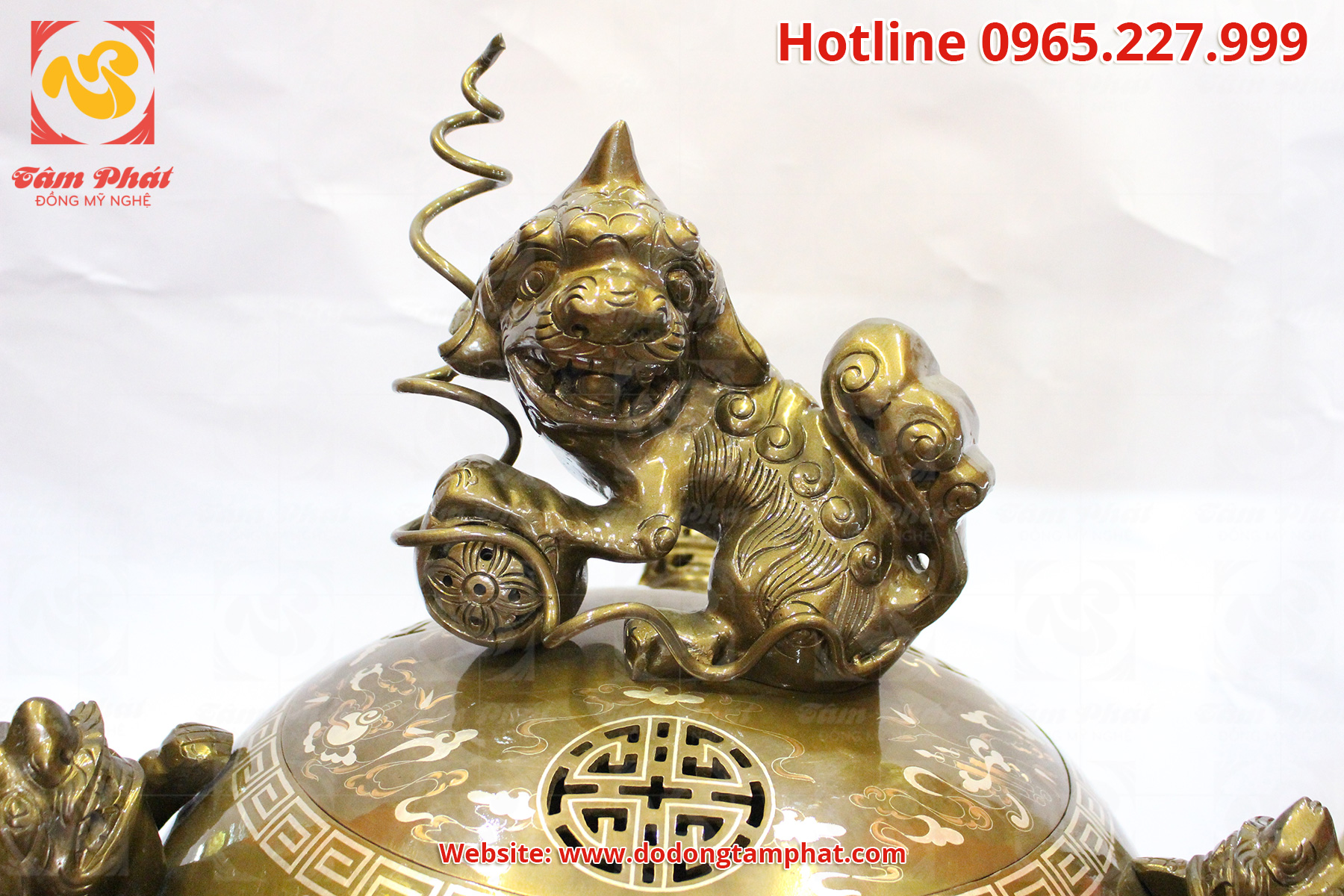 Đỉnh quả bóng đồng đỏ khảm tam khí cao 1,2m