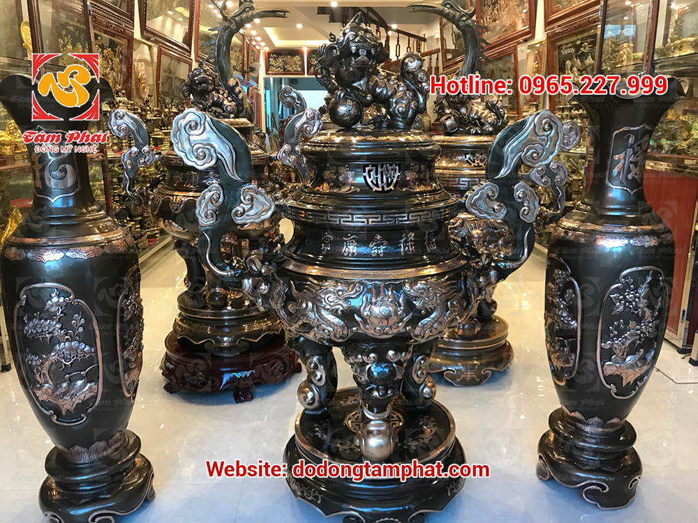 Đỉnh đồng và đôi lọ thờ cúng đồng đỏ cạo màu cung tiến nhà thờ họ