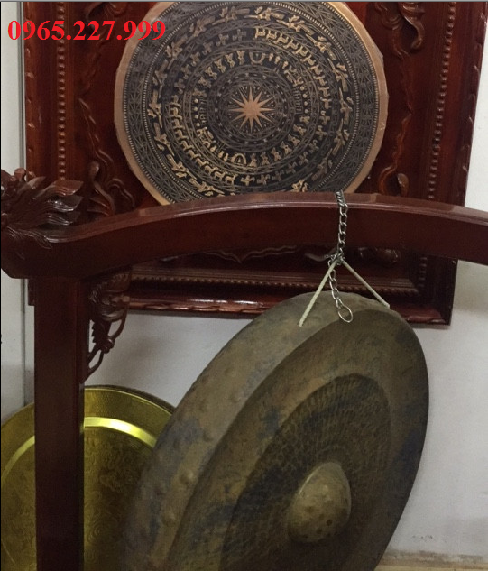 Chiêng đồng đường kính 70cm, giá gỗ, âm thanh trong trẻo