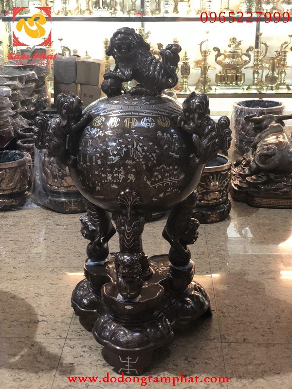 Đỉnh đồng thất lân khảm tam khí, nền đen, cao 80cm