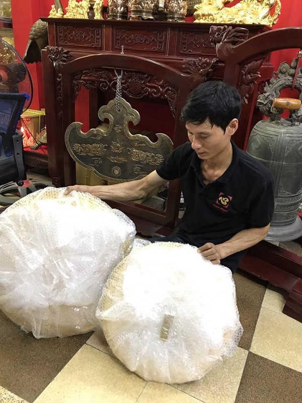 Khánh đồng cúng tiến cổ điển, treo giá gỗ