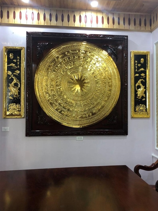 Tranh mặt trống đồng mạ vàng khung gỗ 1m