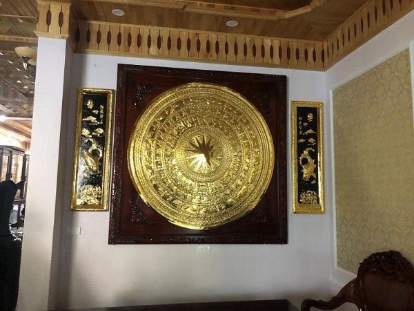 Tranh mặt trống đồng mạ vàng khung gỗ 1m