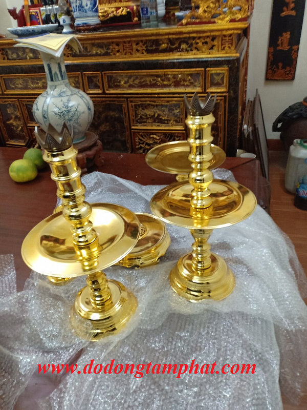 Bộ đồ thờ tam sự bằng đồng mạ vàng, đỉnh chạm hoa văn chữ Thọ