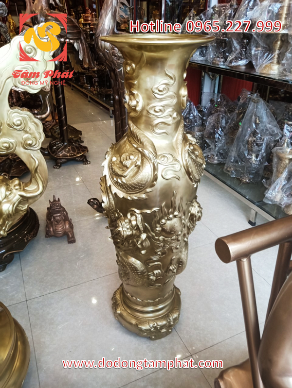 Cặp lộc bình bằng đồng vàng cát tút hoa văn rồng phượng, cao 1m27