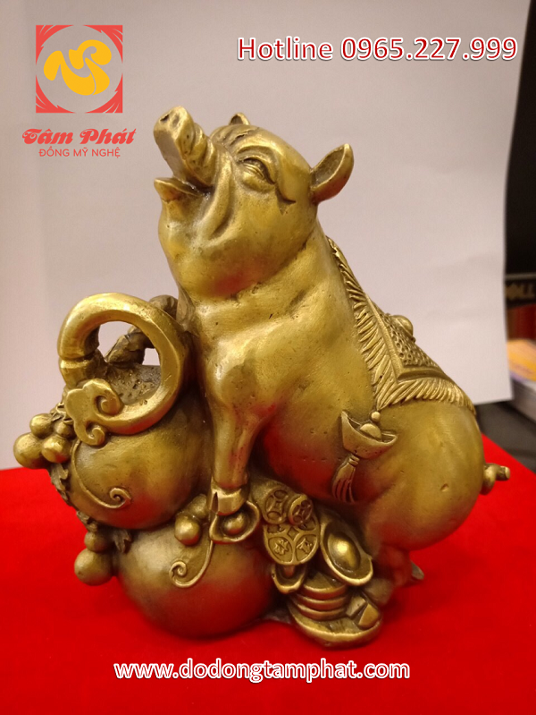 Lợn phong thủy bằng đồng bên bảo vật hồ lô