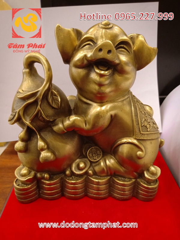 Lợn phong thủy bằng đồng bên bảo vật hồ lô