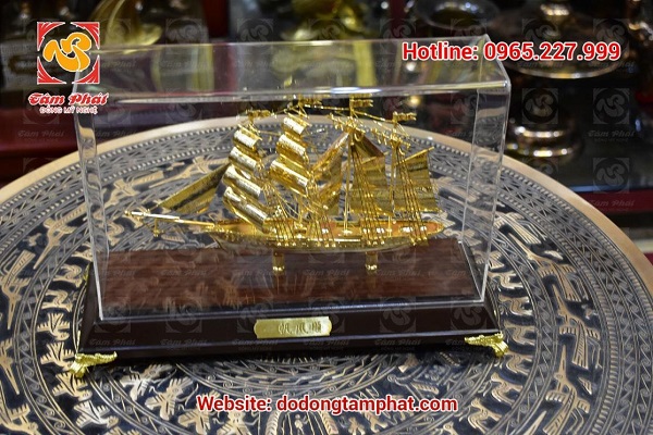 Thuyền buồm phong thủy bằng đồng mạ vàng - quà tặng cao cấp