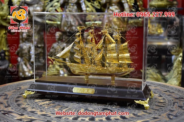 Thuyền buồm phong thủy bằng đồng mạ vàng - quà tặng cao cấp