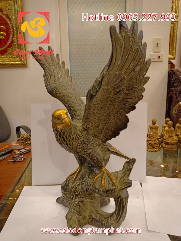 Tượng đồng đại bàng tung cánh màu sắc sống động