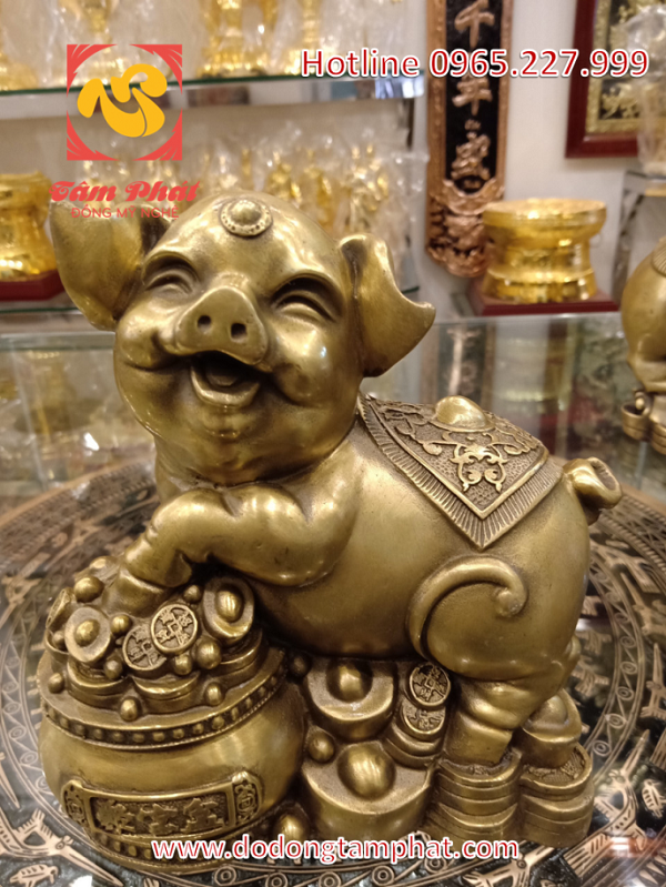 Tượng lợn đồng ôm hũ tiền kích hoạt phong thủy tài lộc
