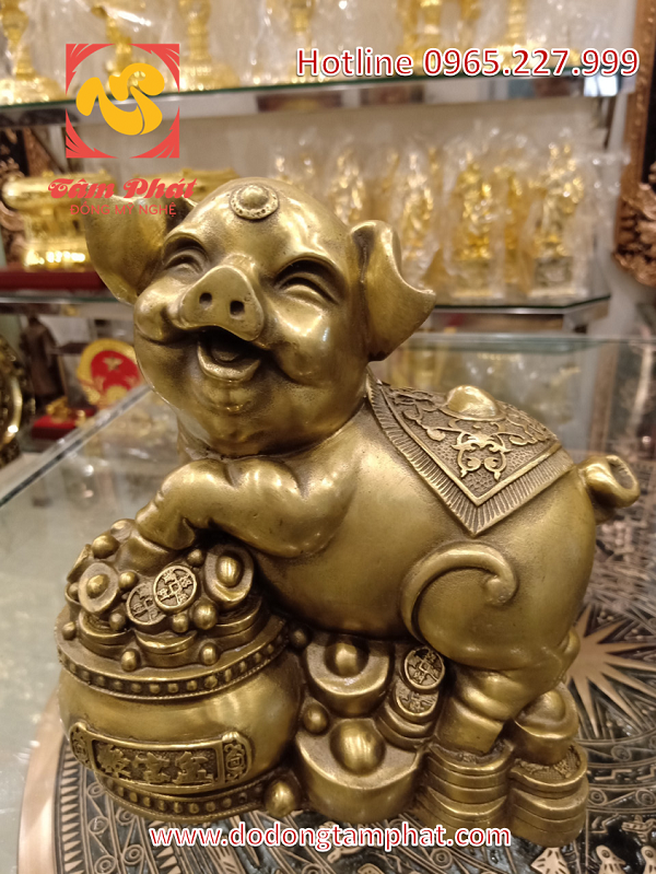 Tượng lợn đồng ôm hũ tiền kích hoạt phong thủy tài lộc
